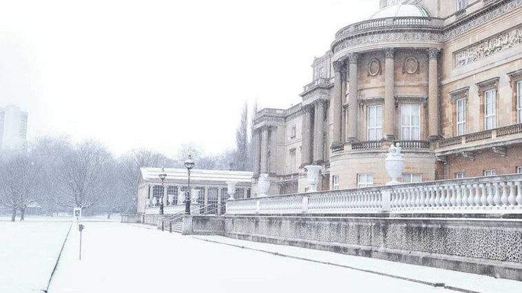 Buckingham Palace covered in snow