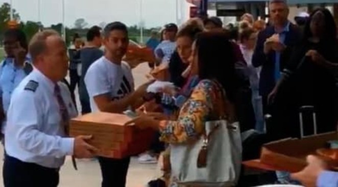 American Airlines Captain Orders Pizzas For Passengers On Delayed Flight