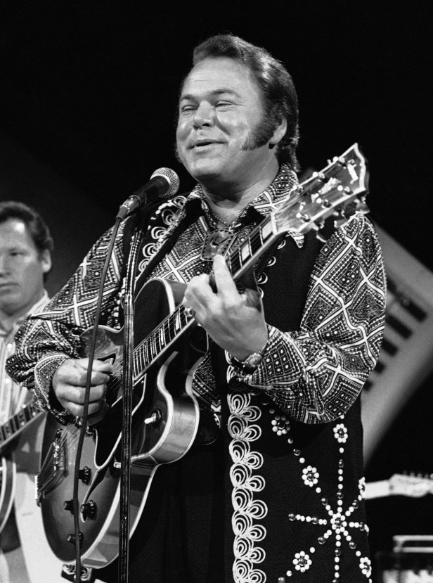 Roy Clark, Country Guitar Virtuoso, 'Hee Haw' Star, Has Died