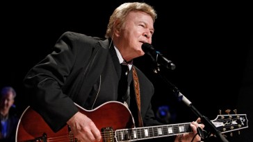 Roy Clark, Country Guitar Virtuoso, 'Hee Haw' Star, Has Died at 85