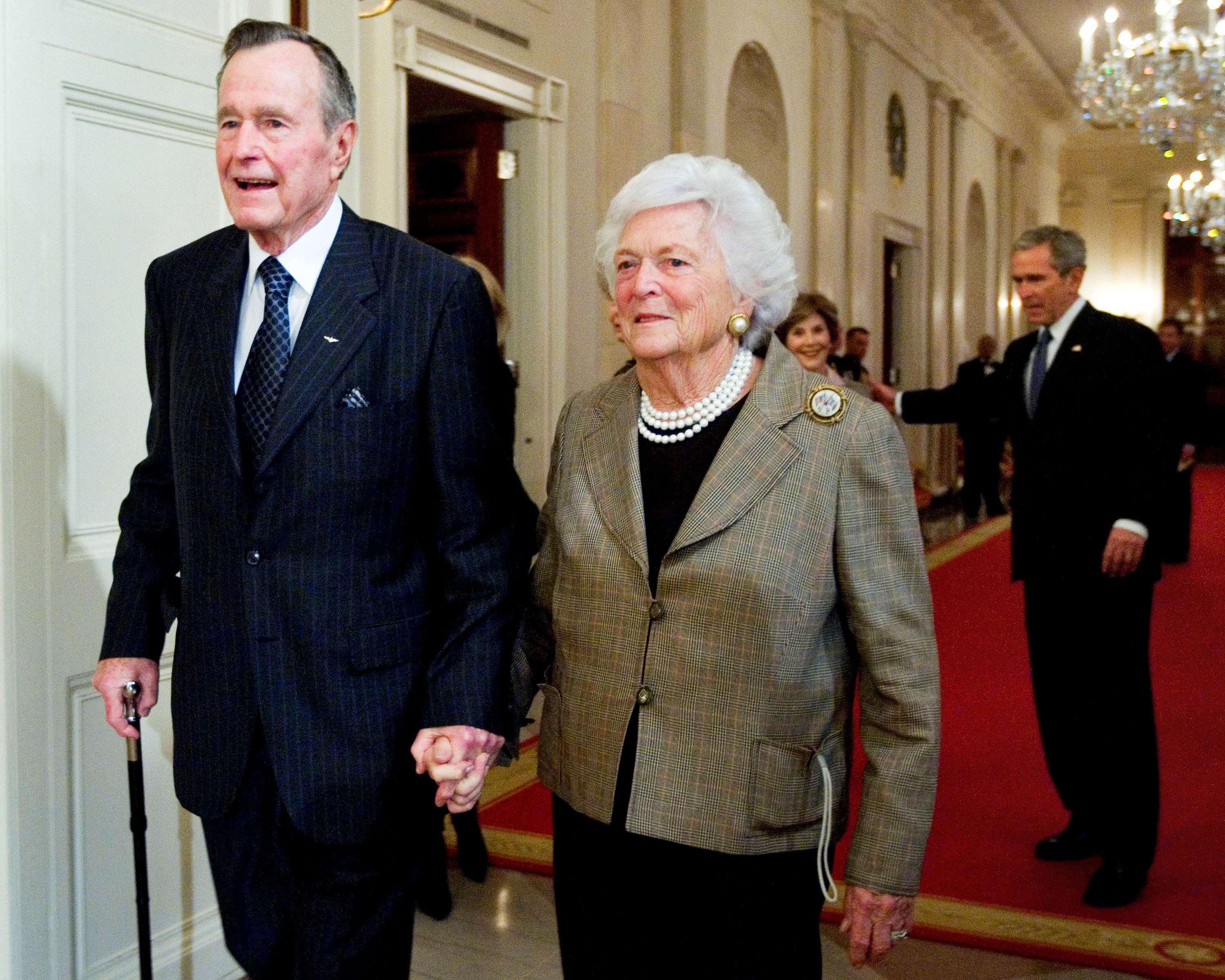 George W Bush, George H. W. Bush, Barbara Bush