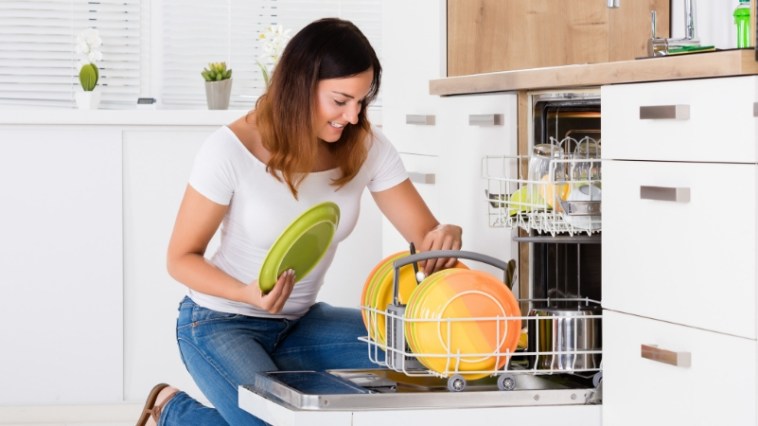 Here is Why You Should Stop Rinsing Your Dishes Before Putting Them in the Dishwasher