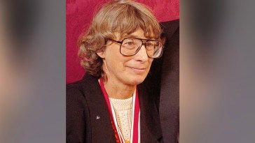 Pulitzer Prize-Winning Poet Mary Oliver Dies at 83