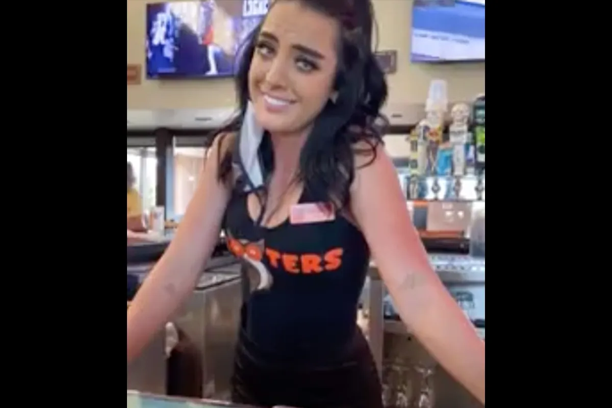 Man Drops Ridiculous Pickup Line on Hooters Bartender That Leaves Her  LOL'ing