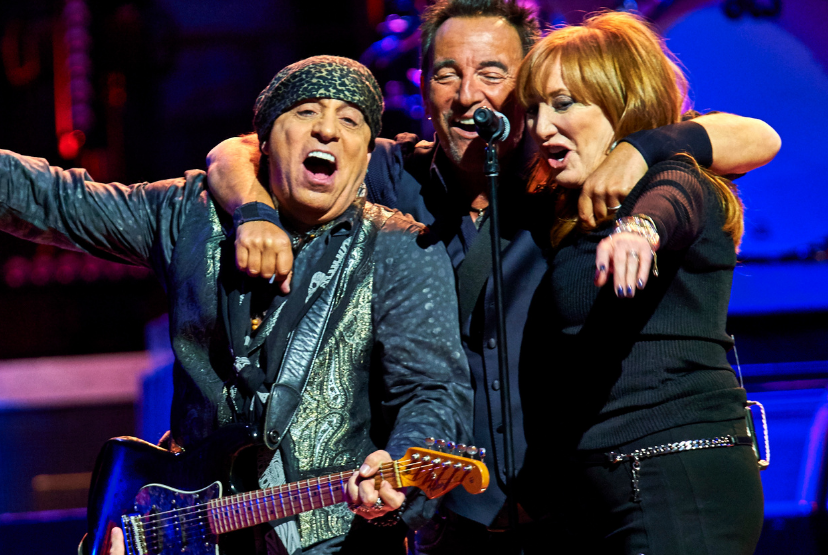 https://newsroom.ap.org/detail/MusicBruceSpringsteen/cda523682cd94093b82acf7345ad5afe/photo?Query=bruce%20AND%20springsteen&mediaType=photo&sortBy=arrivaldatetime:desc&dateRange=Anytime&totalCount=3318&currentItemNo=0