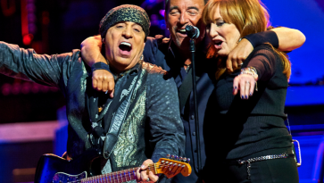 https://newsroom.ap.org/detail/MusicBruceSpringsteen/cda523682cd94093b82acf7345ad5afe/photo?Query=bruce%20AND%20springsteen&mediaType=photo&sortBy=arrivaldatetime:desc&dateRange=Anytime&totalCount=3318&currentItemNo=0