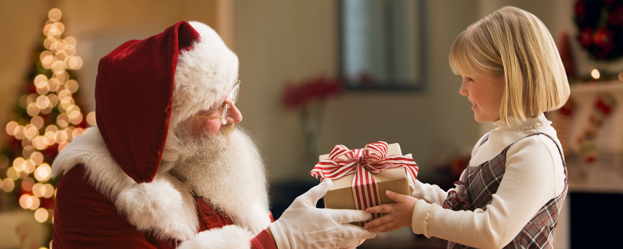 Вручение подарков детям. Дед Мороз дарит подарки. Подарки Деда Мороза. Дед Моро задрит подарок детям.