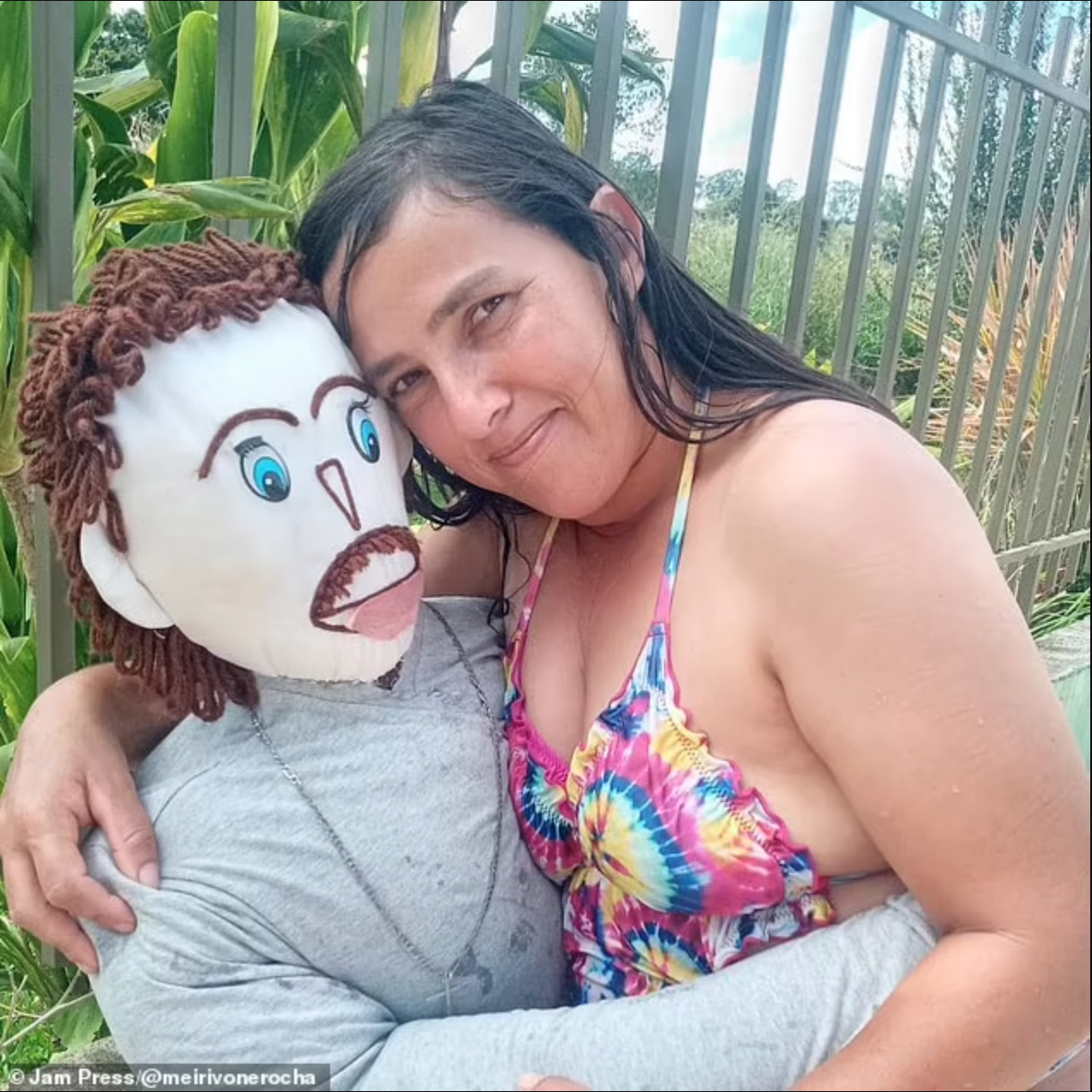 необычная семья. тряпичный мужчина. вышла замуж за тряпичную куклу. мейривоне мораес. мейривоне мораес бразильянка.