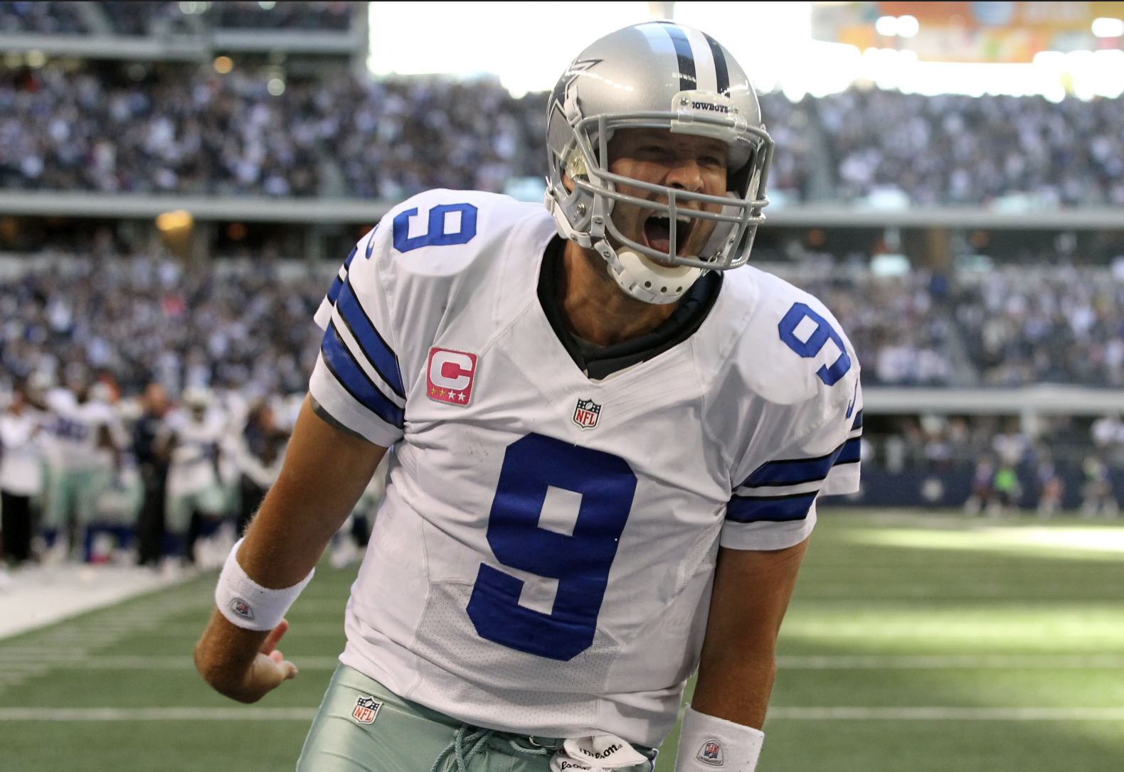 Dallas Cowboys Tony Romo hands the ball off to DeMarco Murray in