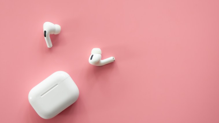 American Tourist Tracks Down Pickpocket Who Stole Her AirPods Then Things Get Physical