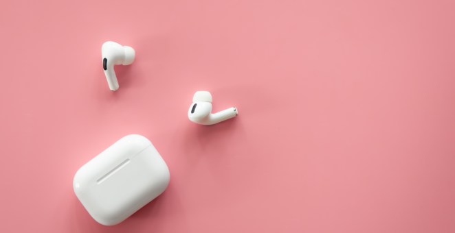 American Tourist Tracks Down Pickpocket Who Stole Her AirPods Then Things Get Physical