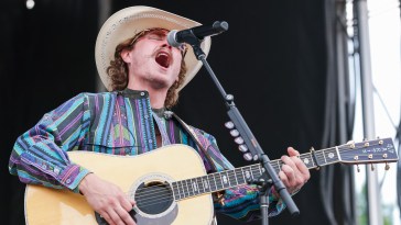 Country Singer Stops Show After Getting Pelted By Beer And He's Not The Only One 3 Times Fans Chunked Objects At Stage