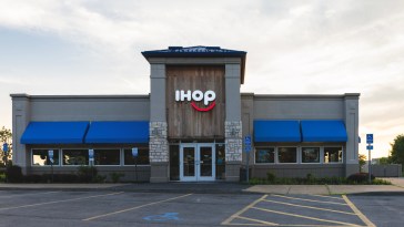 "No Dine In": Ceiling Suddenly Collapses On Top Of Diners At New York IHOP