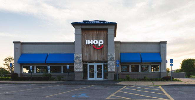 "No Dine In": Ceiling Suddenly Collapses On Top Of Diners At New York IHOP