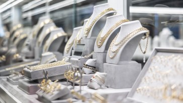 Group Of Nearly 25 Thieves Steal $1 Million From Jewelry Shop In Brazen Heist: "Basically Took Over The Store"