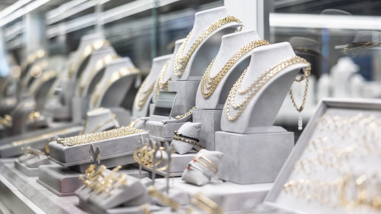 Group Of Nearly 25 Thieves Steal $1 Million From Jewelry Shop In Brazen Heist: "Basically Took Over The Store"