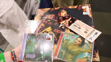 New Album From Taylor Swift Sells 4 Million Despite Mixed Reviews The Whopping Number Of Versions Released