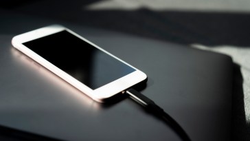 Irish Mom Fatally Injured After Allegedly Dropping Phone In Bathtub While It Was Charging