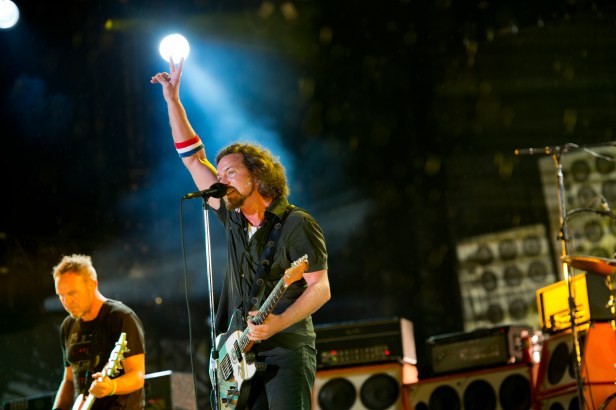 Watch Pearl Jam’s Eddie Vedder spontaneously jam out on a sidewalk after a Cubs game