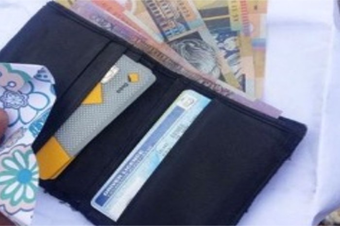 10 things you should never carry in your wallet