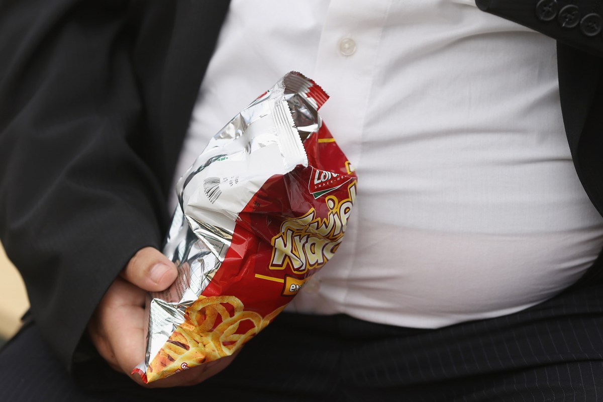 3 simple ways to resist mindless snacking on junk food at work