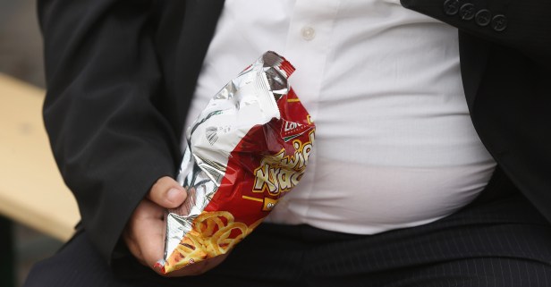 3 simple ways to resist mindless snacking on junk food at work