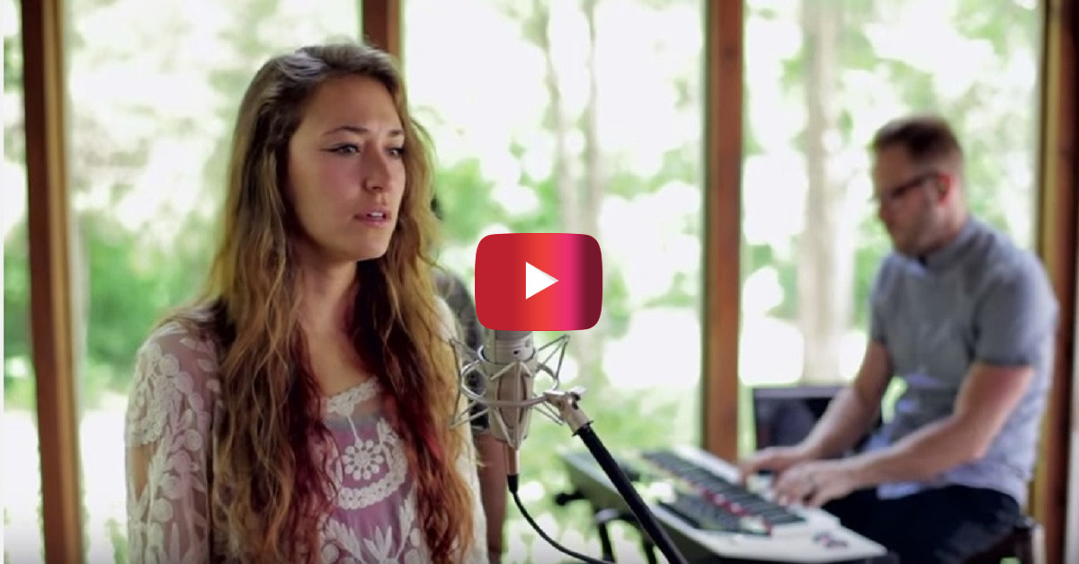 This live performance by former “American Idol” contestant Lauren Daigle is absolutely gorgeous