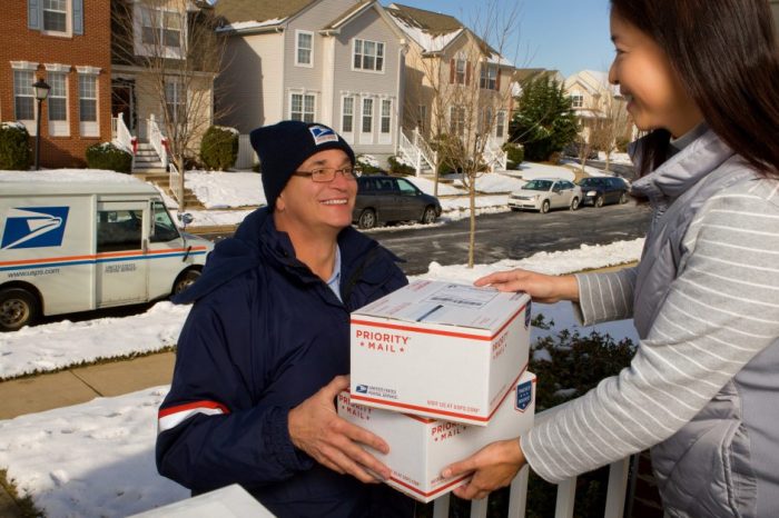 10 tips on shipping packages during the holiday season