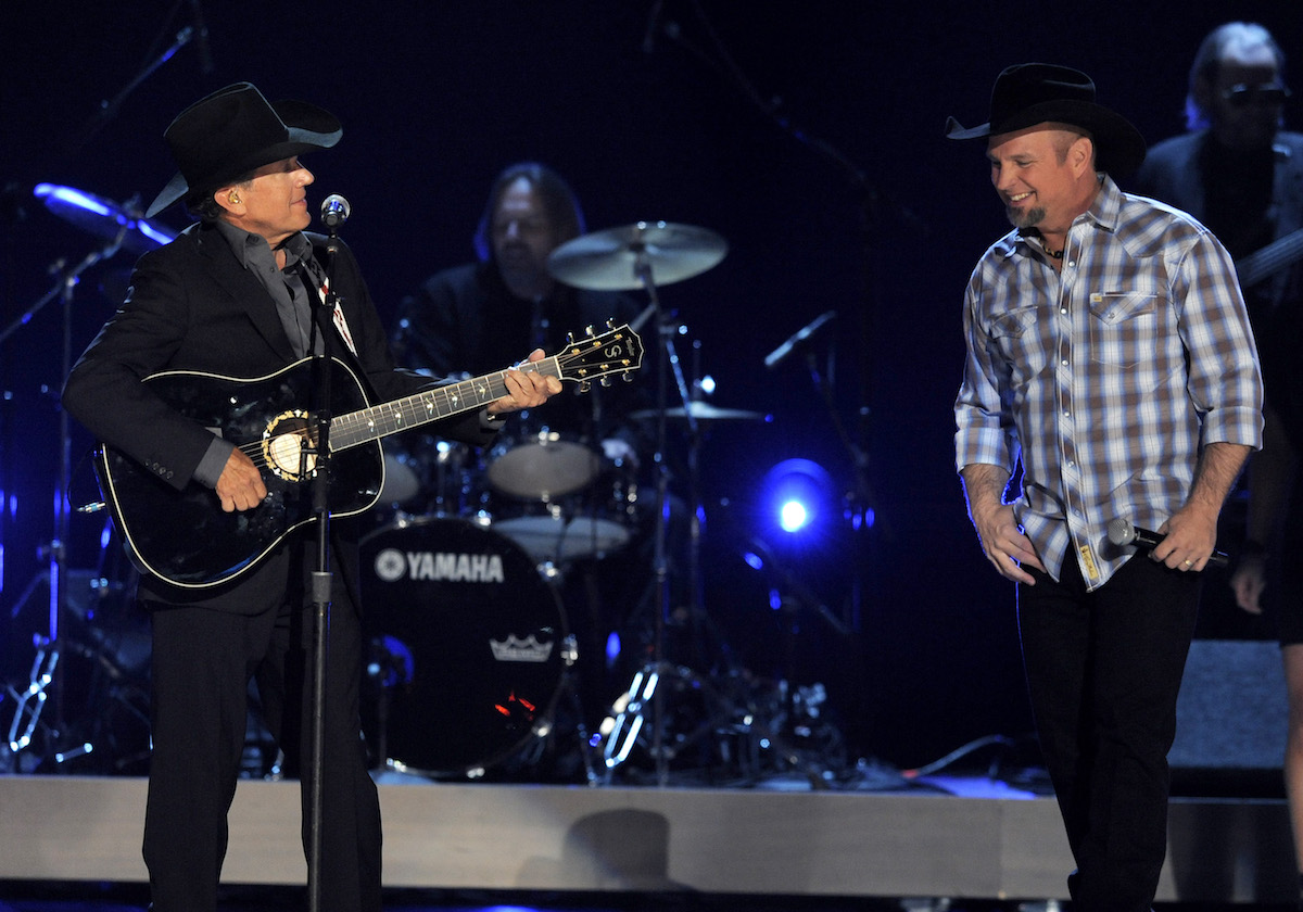 George Strait and Garth Brooks paid an emotional tribute to a fallen ...