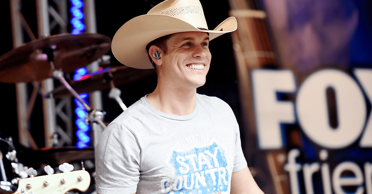 Dustin Lynch hits the ACM Awards red carpet without his signature hat