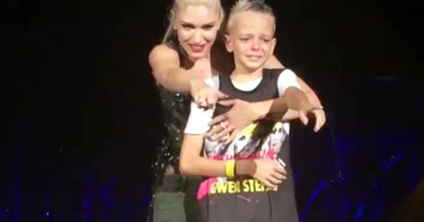 Gwen Stefani called a bullied fan on stage after reading his mother’s heartfelt sign