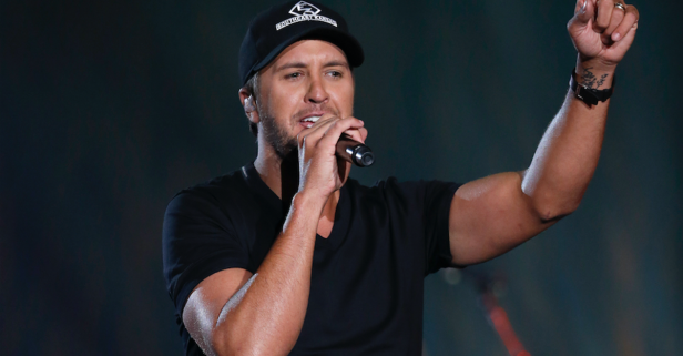 Luke Bryan blew thousands of fans away with this memorable marathon medley