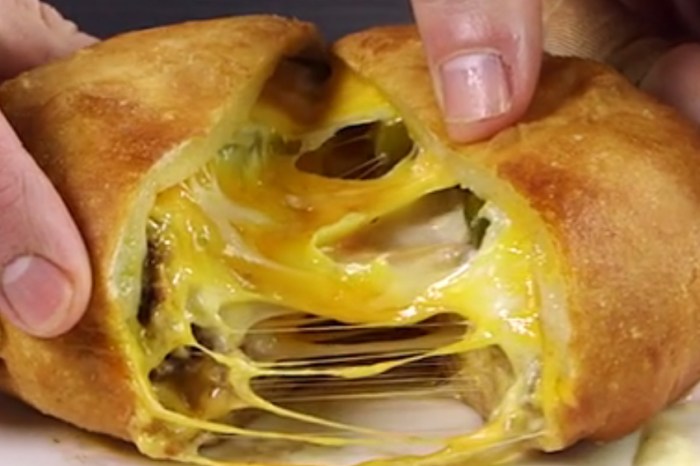 Someone deep-fried a cheeseburger and it looks unbelievably delicious