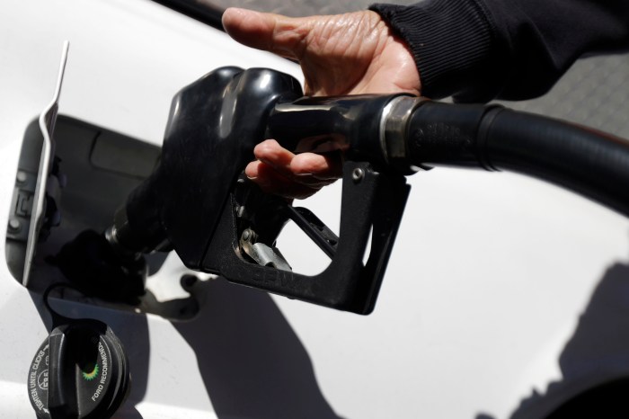 10 ways to save money on gasoline during your summer travels