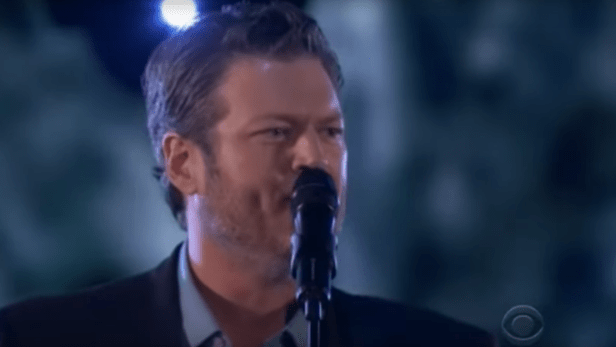 Watch Blake Shelton sing his emotional break-up song for the first time at the People’s Choice Awards