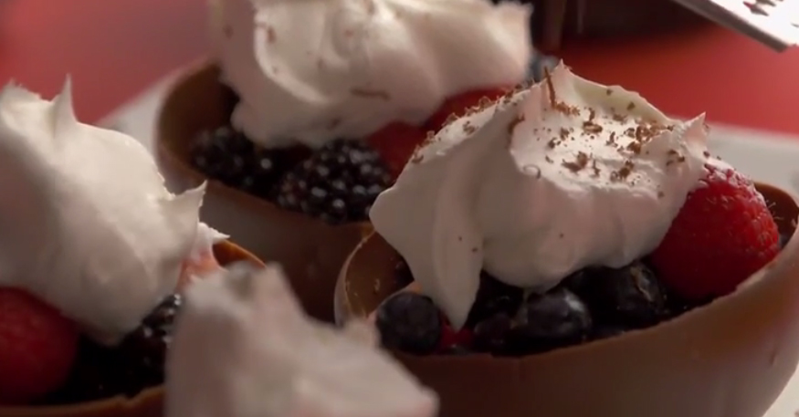 You’ll never believe what they use to make these perfect chocolate bowls
