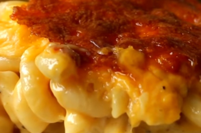 We’re drooling at just the sight of this 5-cheese mac & cheese