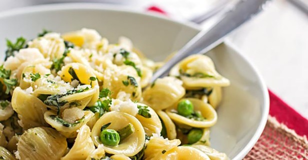 Get a spring dinner out quick with this one-pot pea pasta