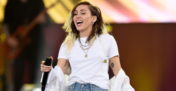 Miley Cyrus gives fans a first look at the new season of “The Voice”