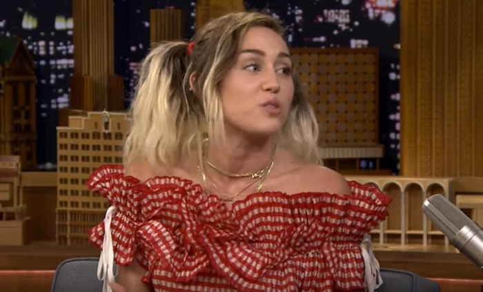 Miley Cyrus’ “mega-mentor” could help her win against Blake Shelton on “The Voice”