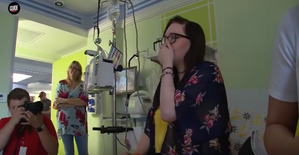 A young patient is moved to tears over this surprise visit from a country star 