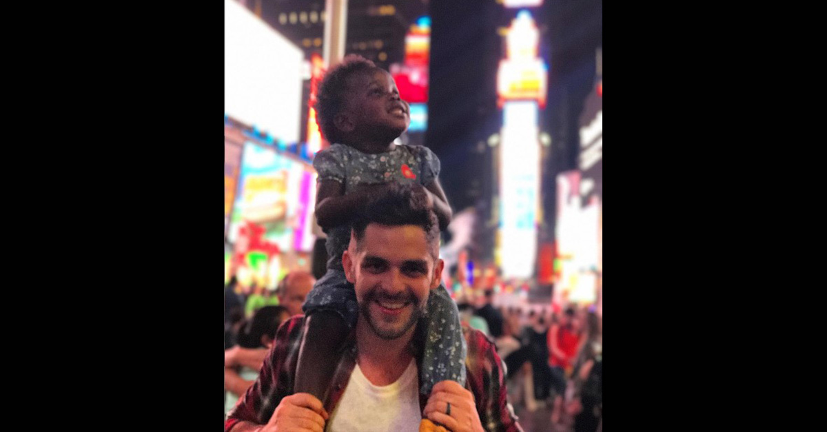 Thomas Rhett Wife Lauren Share Photos Of Daughter Willa In Nyc Rare Country