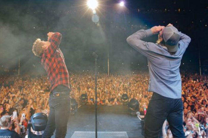 Flashback: To the time Duncan Keith and Dierks Bentley shotgunned a beer on stage