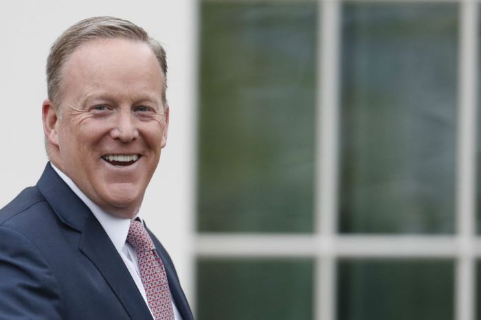 Sean Spicer declares: “I’m one of the most popular people in Ireland”