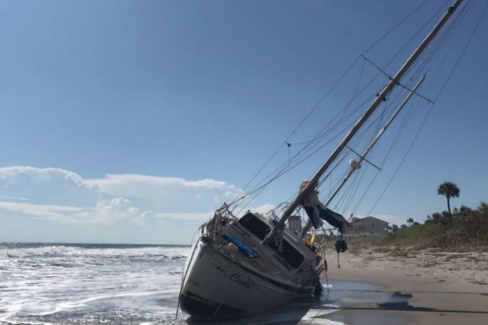 Mysterious “ghost ship” washes ashore in Florida — and locals are obsessed