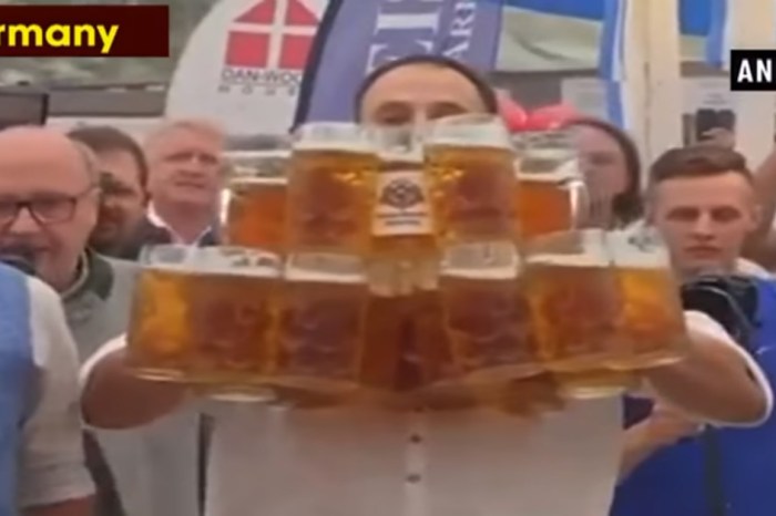 German Man Carried 29 Huge Glasses of Beer to Break His Own World Record