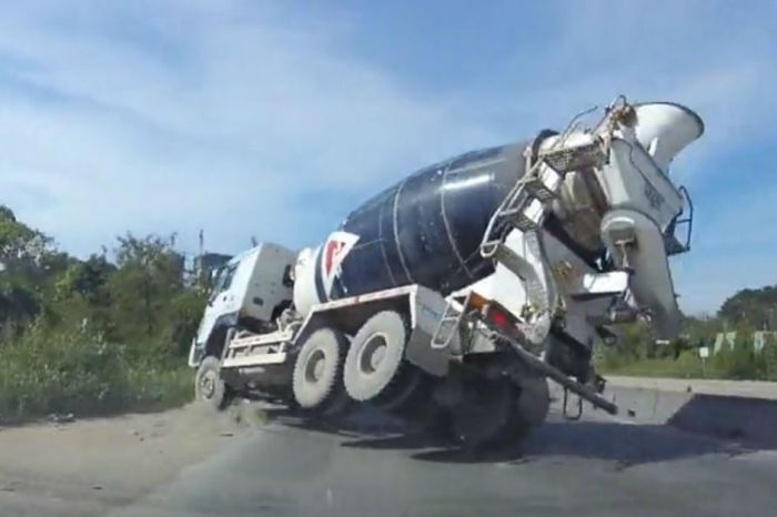 Watch what happened when a cement mixer in hurry tried to beat traffic and failed miserably