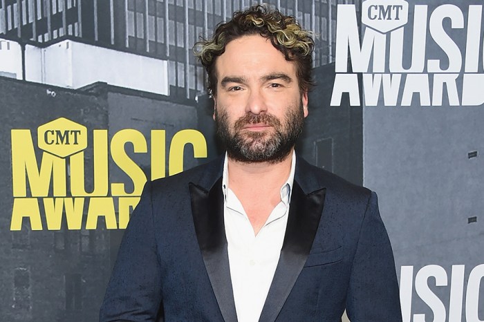 Johnny Galecki shares his first behind-the-scenes photo from the reboot of “Roseanne”