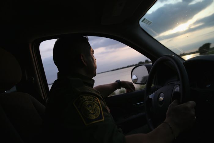 New report shows Texas state troopers using traffic stops to alert border patrol