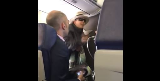 “I will f—–g kill everybody!”: Woman lashes out on plane after sneaking bathroom cigarette
